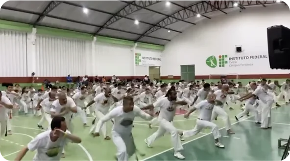 Aula coletiva de capoeira da ABADÁ